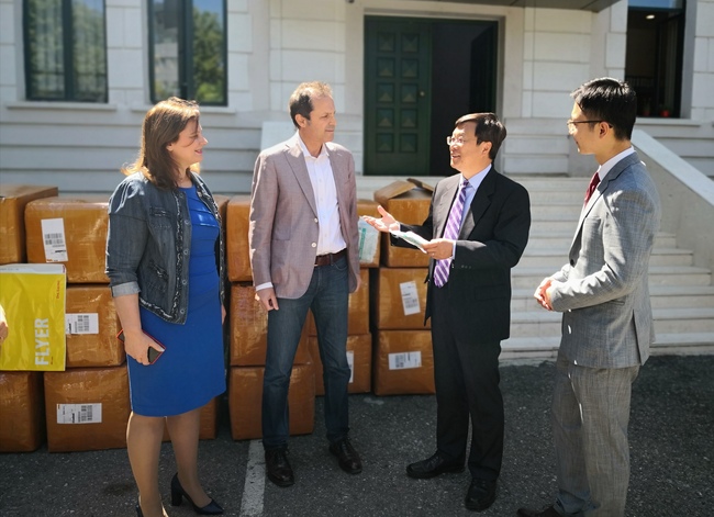 Ambasadori kinez i dorëzon palës shqiptare raundin e tretë të materialeve të ndihmës më 3 qershor.