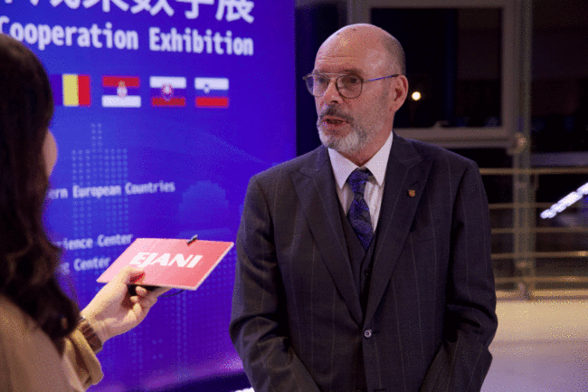 Ambasadori shqiptar në Kinë z. Selim Belortaja