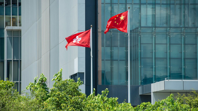 Flamuri kombëtar i Kinës dhe ai i rajonit të Hong Kong-ut