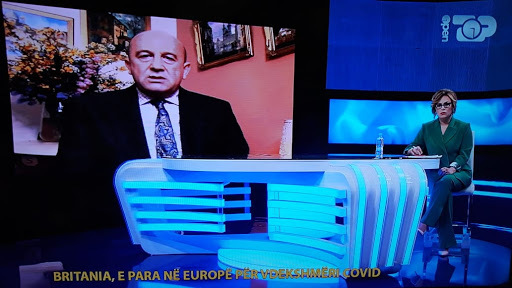Gazetari Arben Manaj duke raportuar nga Londra për Top Channel