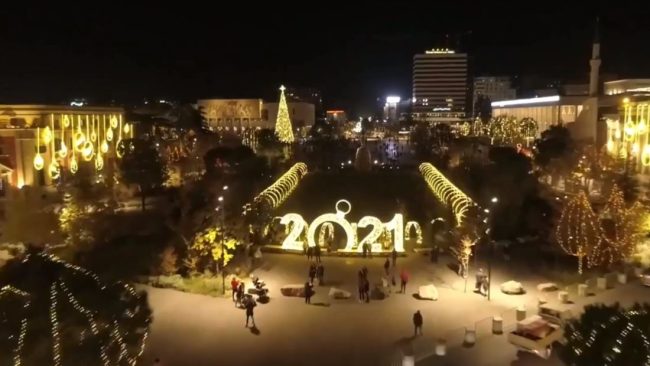 Qendra e Tiranës e zbukuruar për festat e fundvitit