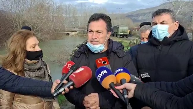 Ministri i Mbrojtjes Niko Peleshi inspekton zonat e përmbytura