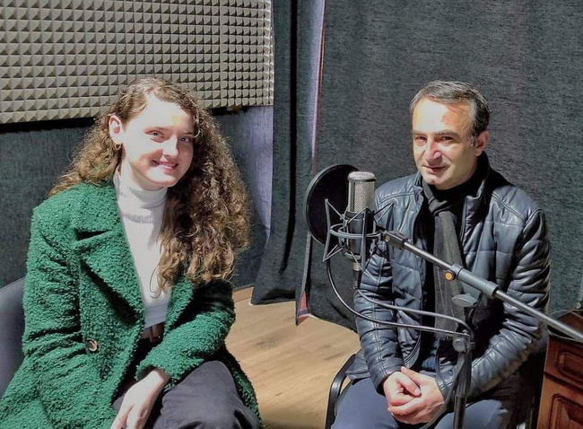 Rexhina Vlashi ne studione Radio Ejani ne interviste me CMG