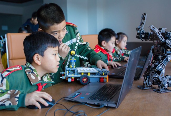 Të vegjlit po përdorin programe kompjuterike për testimin robotik në një qendër fëmijësh në distriktin Yuquan të qytetit Hohhot në Rajonin Autonom të Mongolisë së Brendshme.