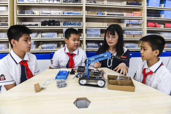  Një mësues u jep njohuri të robotikës nxënësve në një shkollë fillore në kontenë Xingye të Rajonit Autonom Guangxi-Zhuang të Kinës Jugore