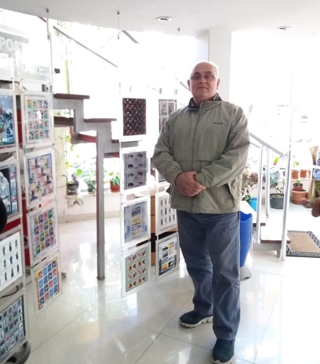 Besnik Fishta ne studion e tij te koleksionit te pullave