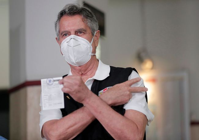 Presidentit të përkohshëm të Perusë Francisco Sagasti që shfaqin certifikatën e tij të vaksinimit pasi ishin inokuluar nga vaksina kundër COVID-19 nga kompania kineze "Sinopharm"