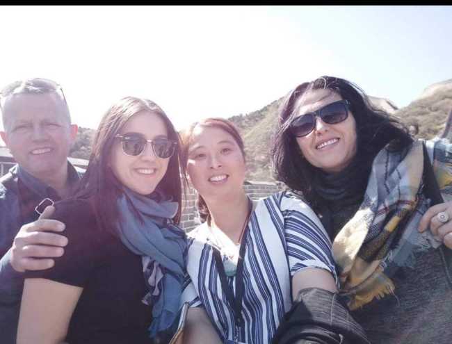 Enida me shoqerine e saj