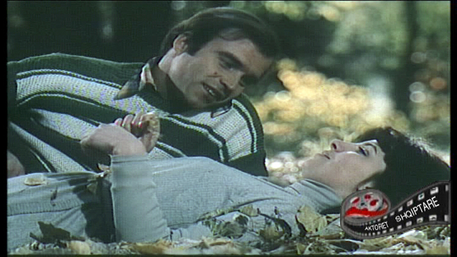 Ndricim Xhepa dhe Rajmonda Bulku gjate filmit Duaje Emrin Tend.