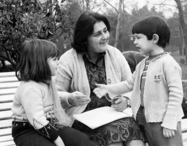 Xhanfise Keko gjate punes me femijet