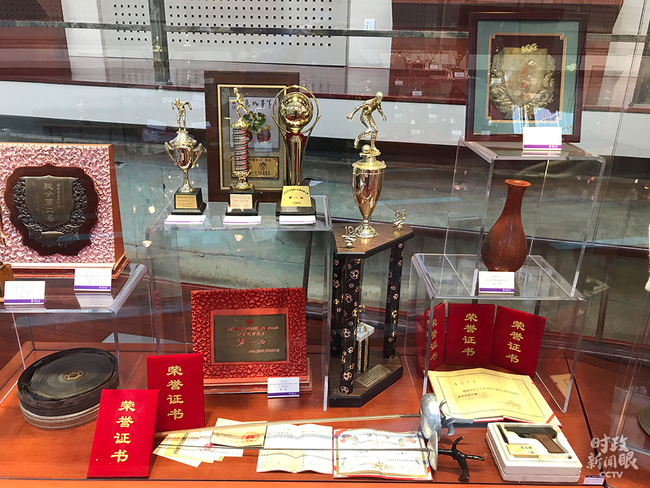 Kupat dhe certifikatat e demonstruara në sallën e nderit të edukimit fizik (foto nga Xu Da i CMG-së)