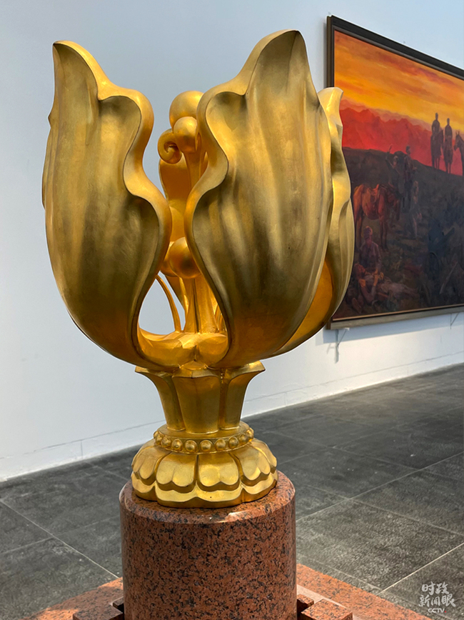 Skulptura “Lulja e lofatës kineze e çelur përgjithmonë”, e projektuar nga Chang Shana, profesoreshë e Akademisë së Arteve dhe të Dizajnit të Universitetit Tsinghua, është dhurata e qeverisë qendrore për qeverinë e Rajonit të Posaçëm Administrativ të Hong-Kongut, me rastin e kthimit të Hong-Kongut në gjirin e atdheut. (foto nga Yang Songtao i CMG-së)