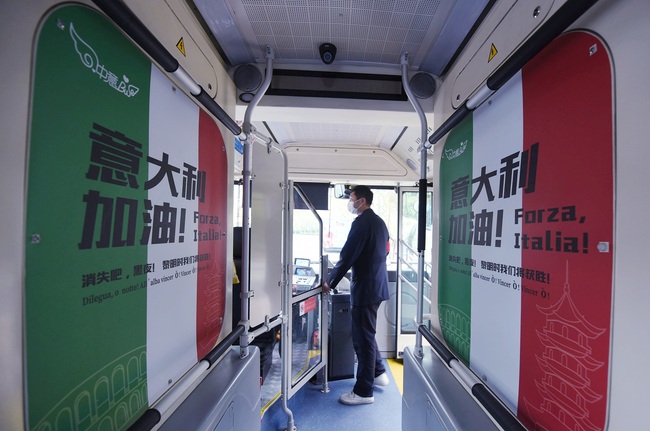 Autobusit në qytetin Hangzhou shprehin mbështetje ndaj Italisë gjatë luftës antiepidemike(Foto:VCG)
