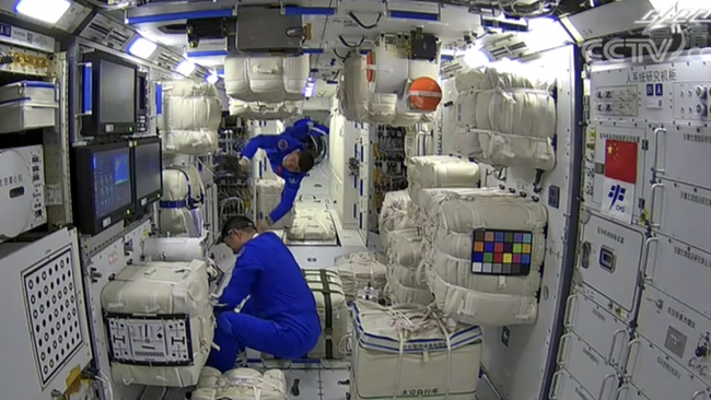 Tre astronautët kinezë në modulin kryesor të stacionit hapësinor të Kinës "Tianhe"/Imazhi nga transmetimi i drejtpërdrejt i CCTV-së