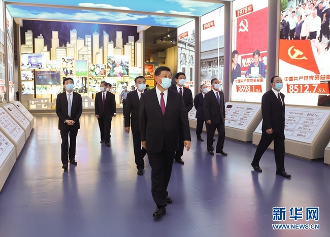 Xi dhe liderë të tjerë kryesorë partiakë në ekspozitë