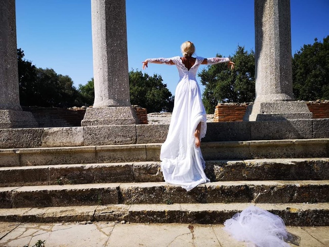 Klodi Kadillari duke interpretuar Shtëpi kukulle