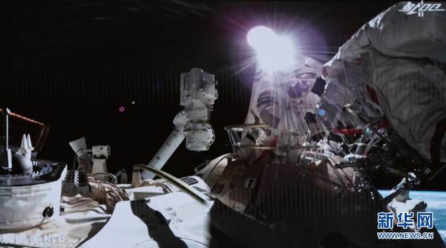 Astronautët punojnë jashtë stacionit hapësinor(Foto:Xinhua)