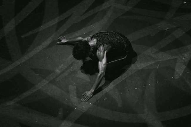 Spartak Hoxha duke interpretuar me trupën e Baletit të Nju Jorkut (TV Klan)