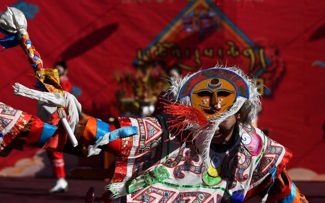 Një aktor interpreton operën tibetiane në distriktin Diolungdeqen të Lhasës, kryeqendra e Rajonit Autonom të Tibetit të Kinës Jugperëndimore, 25 janar 2020./ foto nga Xinhua