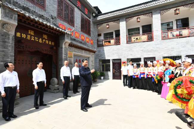 Xi Jinping vizitoi Muzeun e Trashëgimisë Kulturore Jomateriale të kontesë Suide/Xinhua