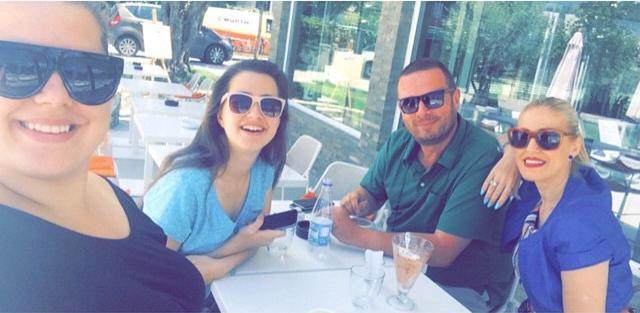 KLAUDIA HILA ME FAMILJEN