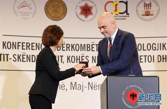 Kryeministri i Shqipërisë Edi Rama nderoi profesoren e degës së gjuhës shqipe të BFSU Ke Jing me titullin “Medalja Kombëtare e Kontributit