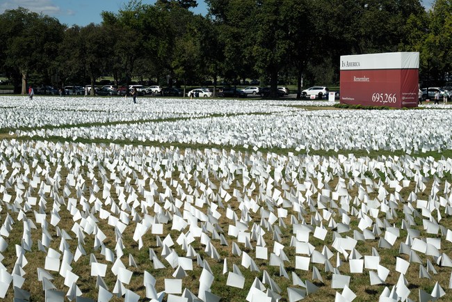 Flamurë të bardhë në kujtim të viktimave nga COVID-19,Uashington(Foto:VCG)