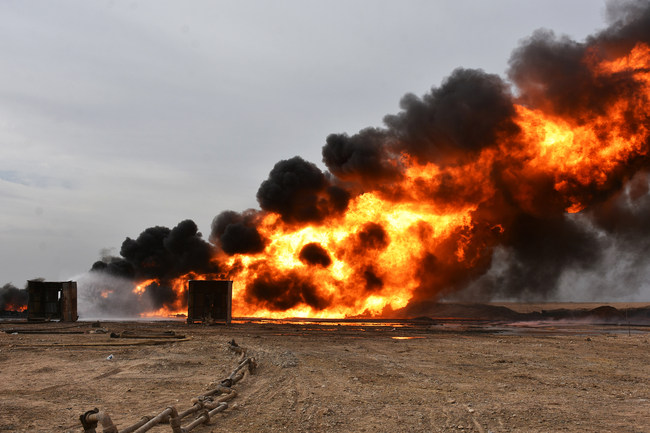 Fusha naftëmbajtëse në zjarr gjatë sulmit, Irak(VCG)