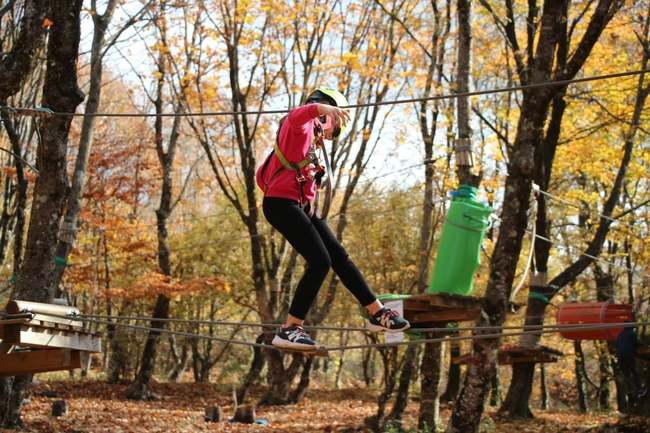 Fëmijë duke provuar sfidat në parkun e Aventurave - foto Facebook nga Dajti Adventure Park
