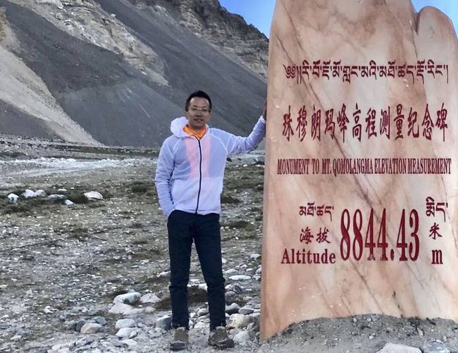 Sipërmarrësi Jack Xie në kampin bazë të malit Xhomolangma më 2017. / nga Jack Xie