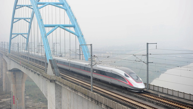 Një tren me shpejtësi të lartë në hekurudhën Chengdu-Chongqing, më 24 dhjetor 2020.
