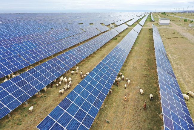 Një "fermë" për prodhimin e elektrikut me panele voltaike në provincën Qinghai të Kinës Perëndimore(VCG)