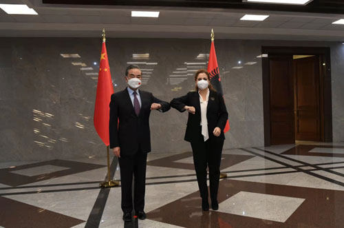 Takimi i ministrit Wang me homologen shqiptare Olta Xhaçka(Ministria e Punëve të Jashtme e Kinës)