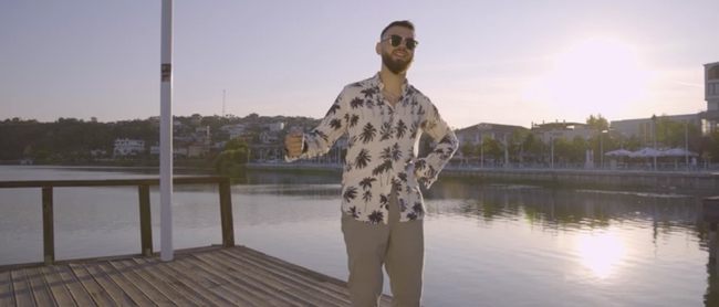 Andrea Adhami gjate xhirimeve te kenges Youtube