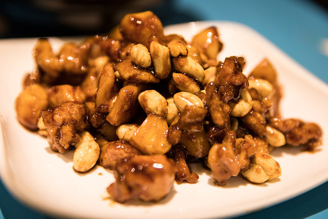 Mish pule i prerë në formë kubesh me salcë fasuleje/ VCG