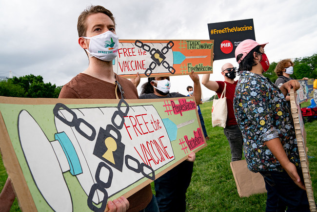 Protesta në maj 2021 në Uashington kundër grumbullimit të tepërt të vaksinave nga qeveria amerikane./ foto nga "People Vision"