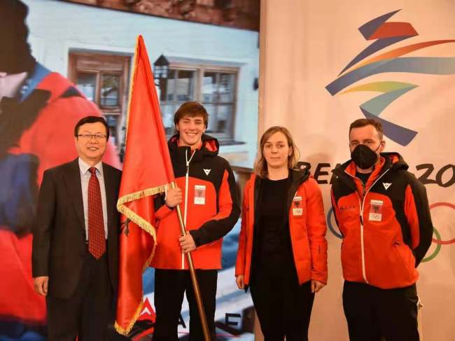 Ambasadori Zhou Ding bashkë me skiatorin shqiptar Dennis Xhepa në ceremoninë e dorëzimit të flamurit