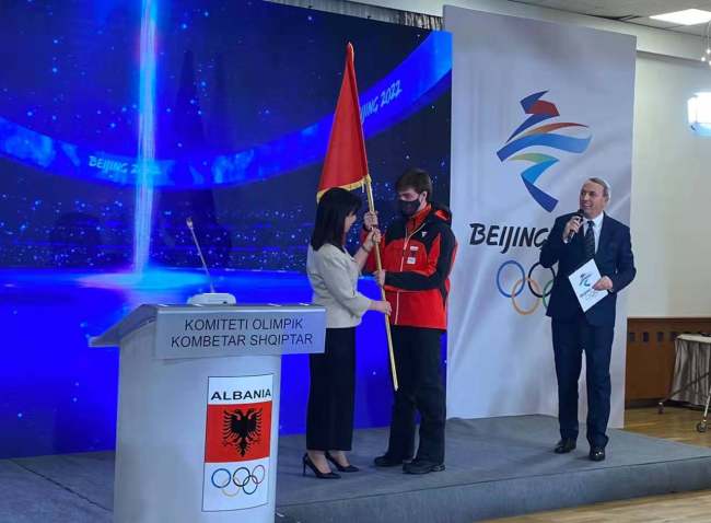 Ministrja Kushi i dorëzoi skiatorit shqiptar Denni Xhepa flamurin kombëtar