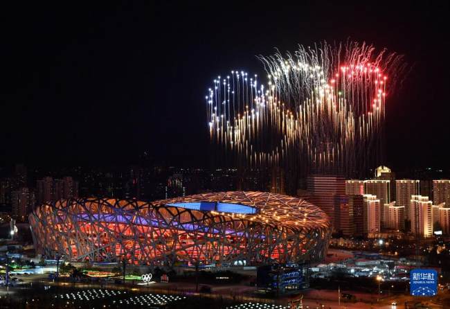 Fishekzjarrët ndriçojnë qiellin e natës mbi Stadiumin Kombëtar gjatë ceremonisë së hapjes së Lojërave Olimpike Dimërore në Pekin, kryeqyteti i Kinës, 4 shkurt 2022. (Xinhua/Wang Jingqiang)