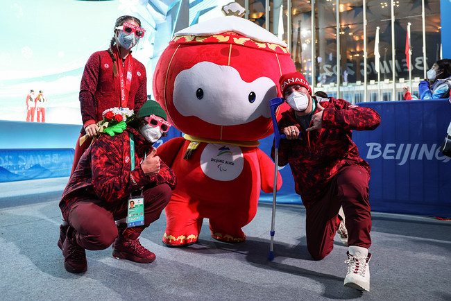 Sportistët dalin në fotë me maskotën e Lojërave Paralimike Dimëreore të Pekinit(Foto:VCG)