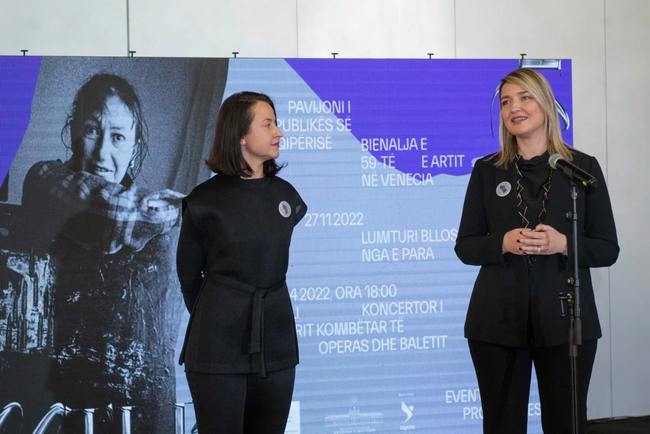 Ministrja Elva Margariti dhe kuratorja Adela Demeti - foto Stra Tirana.com