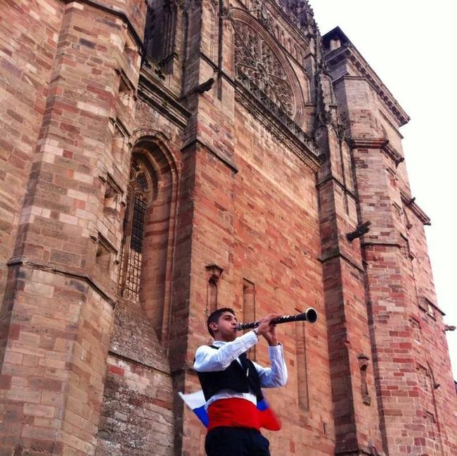 Erald Demiri duke luajtur ne klarinete (Foto personale)