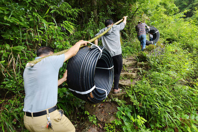 Foto: Banorë vendorë punojnë për garantimin furnizimit me ujë në zonat malore të qytetit Chongqing(Foto:VCG)