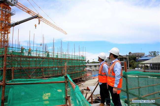 Punonjës në kantierin e ndërtimit të një ndërtese tregtare me financim nga Kina në Suva të Fixhit, 7 tetor 2020. /Xinhua