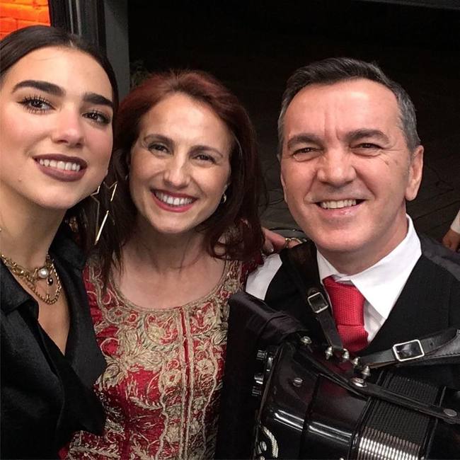 Merita Halili dhe Raif Hyseni bashke me kengetaren Dua Lipa (Foto personale)