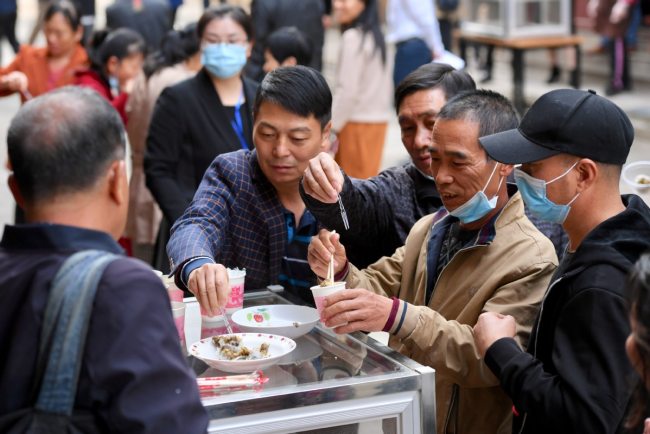 Turistët provojnë gjellë të ndryshme në fshatin Yubang të kontesë Shaxian/ Xinhua