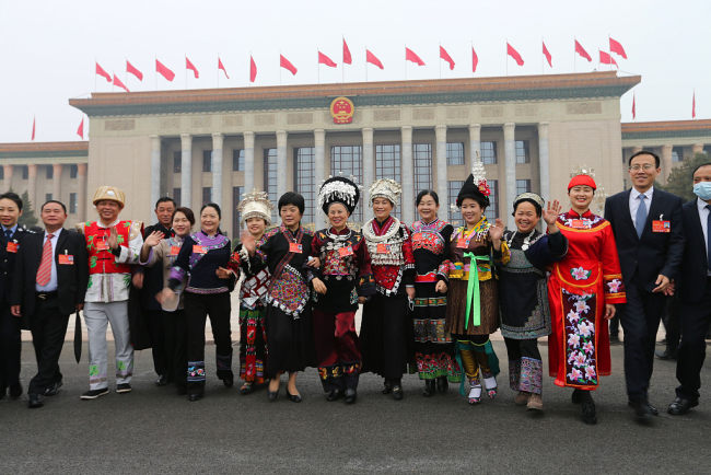 Disa deputetë të pakicave kombëtare dolën nga Pallati i Madh i Popullit pas mbylljes së sesionit vjetor parlamentar,11 mars 2021 (Foto:VCG)