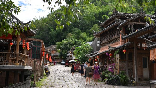 Turistët vizitojnë fshatin Nakeli në Pu'er në provincën Yunnan të Kinës jugperëndimore,28 qershor, viti 2022. /CFP