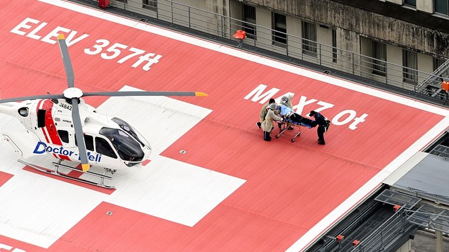 Ish-kryeministri japonez Shinzo Abe ishte në barelë për në helikopter pasi u qëllua në Nara.Japan, 8 korrik 2022/CFP