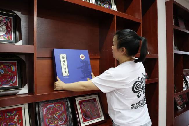 Menaxherja e Kompanisë së Zhvillimit të Veshjeve të Qëndisura së Kombësisë Miao "Bang Xiangyu" të Guizhou-t Long Tonghua,